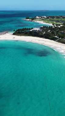 Nassau Bahama 'daki Cennet Adası' nda lahana kumsalı. Plaj manzarası. Şehir merkezinde. Seyahat güzergahı. Nassau Bahama 'daki Cennet Adası' ndaki lahana plajı. Doğa Deniz Burnu.