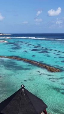 Playa Blanca Plajı Punta Cana 'da La Altagracia Dominik Cumhuriyeti' nde. Paradisiac Peyzaj. Sahildeki Resorts 'ta. Seyahat belgesi. Playa Blanca Plajı Punta Cana Dominik Cumhuriyeti.