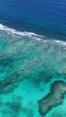 İngiltere 'nin denizaşırı bölgelerindeki Turks ve Caicos adalarındaki mercan kayalıkları. Plaj manzarası. Mavi Suluboya 'nın tonları. Seyahat güzergahı. Türklerdeki Mercan Kayalıkları ve İngiltere 'deki Caicos Adaları. Doğa Deniz Burnu.