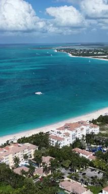 İngiltere 'nin Denizaşırı Toprakları' ndaki Providenciales 'te Grace Körfezi. Plaj manzarası. Liman Koyu Sahnesi. Şehir merkezinde. İngiltere 'nin Denizaşırı Toprakları' ndaki Providenciales 'teki Grace Körfezi. İnanılmaz Karayip Denizi.