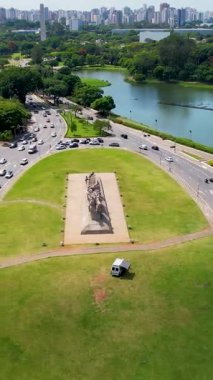 Sao Paulo Brezilya şehir merkezindeki Ibirapuera parkı yakınlarındaki Bayraklar anıtı. Ibirapuera parkının çarpıcı manzarası. Şehir merkezindeki Ibirapuera mahallesinin tropik manzarası..