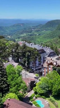 Gramado Skyline Rio Grande Do Sul Brezilya 'da. Metropolis Manzarası. Konut binaları. Şehir merkezinde. Gramado Skyline Rio Grande Do Sul Brezilya 'da. Güzel Şehir Skyline.