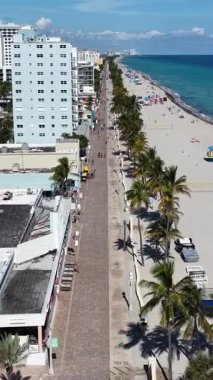 Florida 'daki Hollywood Sahilinde Broadwalk. Manzaralı Yükseliş Binaları. Güzel Skyline. Büyük Şehir Manzarası. Florida 'daki Hollywood Sahilinde Broadwalk. Şehir Plajı.