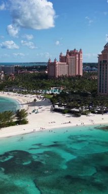 New Providence Bahamalar 'daki Paradise Island Skyline at Nassau. Deniz Burnu Skyline. Şehir merkezi manzarası. Yaz Gezisi. Nassau 'daki Paradise Island Skyline New Providence Bahamas' da. Yükseklik Binaları.