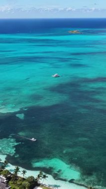 Bahamalar Nassau Bahamalar 'daki Cennet Adası' nda paraşütle atlıyor. Plaj manzarası. Liman Koyu Sahnesi. Şehir merkezinde. Bahamalar Nassau Bahamalar 'daki Cennet Adası' nda paraşütle atlıyor. İnanılmaz Karayip Denizi.