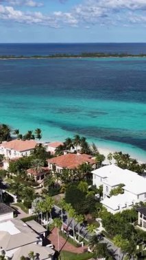 New Providence Bahamalar 'daki Paradise Island Skyline at Nassau. Karayip Sahili. Tropik Manzara. Çarpıcı Yükseliş Binaları. Nassau 'daki Paradise Island Skyline New Providence Bahamas' da. Yaz Seyahati.