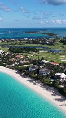 Bahamalar Nassau Bahamalar 'daki Cennet Adası' nda paraşütle atlıyor. Çarpıcı şehir manzarası. Plaj manzarası. Highrise Binaları. Bahamalar Nassau Bahamalar 'daki Cennet Adası' nda paraşütle atlıyor. Karayip Arkaplanı.