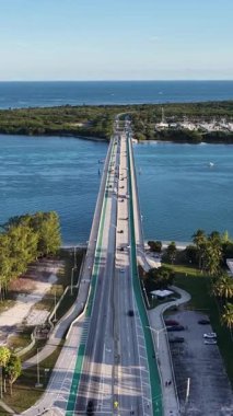 Florida 'da, Amerika' da, Miami 'de Bear Cut Köprüsü. Manzaralı Yükseliş Binaları. Güzel Skyline. Büyük Şehir Manzarası. Florida 'daki Bear Cut Köprüsü. Şehir Plajı.