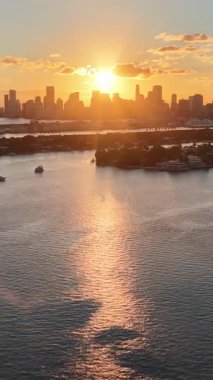 Florida 'daki Miami Beach' te Sunset City. Sunset Sahili. Aydınlatılmış şehir manzarası. Şehir merkezinde. Florida 'daki Miami Beach' te Sunset City. İnanılmaz Günbatımı Skyline.