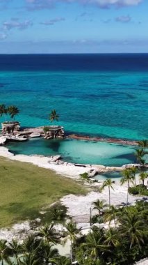 Bahamalar New Providence Bahamalar 'da Nassau' da Skyline. Plaj manzarası. Liman Koyu Sahnesi. Şehir merkezinde. Bahamalar Nassau 'da, Bahamalar' da, Bahamalar 'da. İnanılmaz Karayip Denizi.