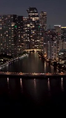 Miami 'deki Brickell Körfezi Amerika Birleşik Devletleri' nde. Aydınlanmış Şehir. Gece Şehir Manzarası. Şehir merkezinde. Miami 'deki Brickell Körfezi Amerika Birleşik Devletleri' nde. İnanılmaz Şehir Manzarası.