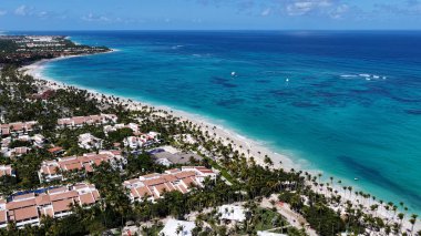Punta Cana Skyline Punta Cana Dominik Cumhuriyeti 'nde Bavaro' da. Karayip silueti. Plaj manzarası. Doğa Deniz Burnu. Punta Cana Skyline, Bavaro, Punta Cana Dominik Cumhuriyeti. Manzara Palmiye Ağaçları.
