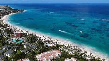 La Altagracia Dominik Cumhuriyeti 'ndeki Punta Cana' da Bavaro Skyline. Paradisiac Peyzaj. Sahildeki Resorts 'ta. Seyahat belgesi. Punta Cana 'daki Bavaro Skyline Dominik Cumhuriyeti.