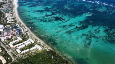Punta Cana Skyline Punta Cana Dominik Cumhuriyeti 'nde Bavaro' da. Karayip silueti. Plaj manzarası. Doğa Deniz Burnu. Punta Cana Skyline, Bavaro, Punta Cana Dominik Cumhuriyeti. Manzara Palmiye Ağaçları.