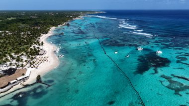 Punta Cana Skyline La Altagracia Dominik Cumhuriyeti 'ndeki Punta Cana' da. Karayip silueti. Plaj manzarası. Doğa Deniz Burnu. Punta Cana Skyline, La Altagracia Dominik Cumhuriyeti 'nde. Manzara Palmiye Ağaçları.