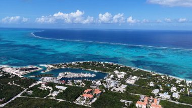 Deniz aşırı bölgelerdeki Providenciales 'teki Grace Körfezi Sahili Turks ve Caicos Adaları. Plaj manzarası. Mavi Suluboya 'nın tonları. Seyahat güzergahı. Providenciales 'teki Grace Bay Sahili. Doğa Deniz Burnu.