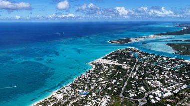 Turks ve Caicos, denizaşırı bölgelerdeki Türk ve Caicos Adalarındaki Providenciales 'te Skyline sergiliyor. Karayip Sahili. Tropik Manzara. Çarpıcı Yükseliş Binaları. Providenciales 'te Türkler ve Caicos Skyline.