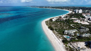 İngiltere 'nin Denizaşırı Toprakları' ndaki Providenciales 'te Grace Körfezi. Plaj manzarası. Liman Koyu Sahnesi. Şehir merkezinde. İngiltere 'nin Providenciales' teki Grace Bay. İnanılmaz Karayip Denizi.