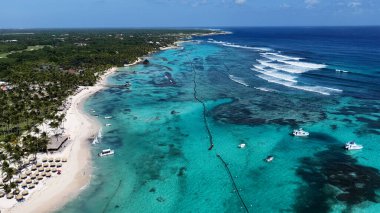 Playa Blanca Plajı Punta Cana 'da La Altagracia Dominik Cumhuriyeti' nde. Paradisiac Peyzaj. Sahildeki Resorts 'ta. Seyahat belgesi. Playa Blanca Plajı Punta Cana Dominik Cumhuriyeti.