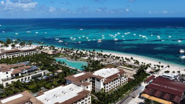 La Altagracia Dominik Cumhuriyeti 'ndeki Punta Cana' da Turkuaz Plajı. Plaj manzarası. Şehir merkezinde. Seyahat güzergahı. Punta Cana 'daki Turkuaz Plajı La Altagracia Dominik Cumhuriyeti.