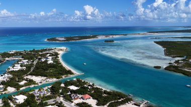 Mangrove Cay Deniz aşırı bölgelerdeki Providenciales Turks ve Caicos Adaları 'nda. Plaj manzarası. Mavi Suluboya 'nın tonları. Seyahat güzergahı. Mangrove Cay In Providenciales. Doğa Deniz Burnu.