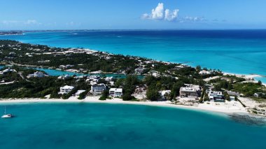 Turks ve Caicos İngiltere 'nin deniz aşırı bölgelerindeki Providenciales' te Skyline 'da. Karayip silueti. Plaj manzarası. Mavi Suluboya 'nın tonları. 