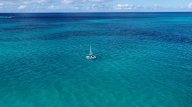 Turks ve Caicos Adalarındaki Providenciales 'te tekne gezisi. Grace Körfezi Sahnesi. Tropikal Sahne. Çarpıcı Karayip Denizi. Turks ve Caicos Adalarında Tekne Yolculuğu.