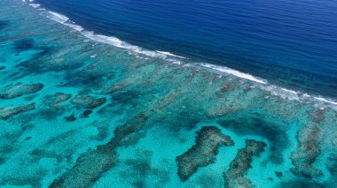 İngiltere 'nin denizaşırı bölgelerindeki Turks ve Caicos adalarındaki mercan kayalıkları. Plaj manzarası. Mavi Suluboya 'nın tonları. Seyahat güzergahı. Türklerdeki Mercan Kayalıkları ve İngiltere 'deki Caicos Adaları. Doğa Deniz Burnu.