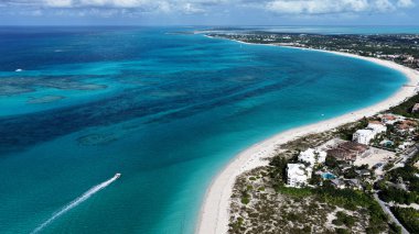 Deniz aşırı bölgelerdeki Providenciales 'teki Grace Körfezi Sahili Turks ve Caicos Adaları. Karayip silueti. Plaj manzarası. Highrise Binaları. Turks ve Caicos Adalarındaki Grace Bay Sahili. Doğa Arkaplanı