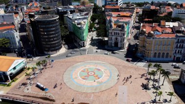Recife Pernambuco Brazil 'deki tarihi meydan. Yemyeşil parkın ve etrafındaki binaların havadan görünüşü. Şehir Gökyüzü Arkaplanı Kentsel. Şehrin yukarısında. Recife Pernambuco.