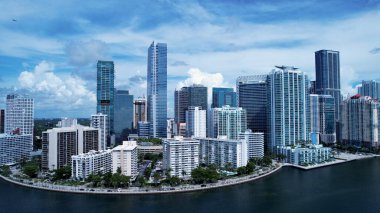 Miami Skyline, Florida Birleşik Devletleri. Highrise Binası şehir merkezinin siluetine hükmediyor. Şehir merkezinde Gökyüzü Bulutları. Şehir merkezinin dışında. Ünlü. Miami Florida.