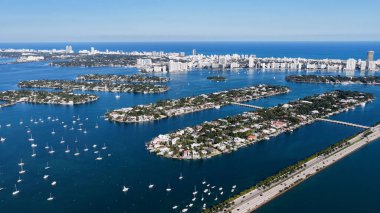 Miami Beach Skyline, Florida 'daki Miami Beach' te. Manzaralı Yükseliş Binaları. Güzel Skyline. Büyük Şehir Manzarası. Florida 'daki Miami Beach Skyline. Şehir Plajı.