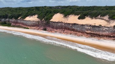 Tibau Do Sul Rio Grande do Norte Brezilya 'daki Pipa Plajı. Uçurum tarafı, yukarıdan görünen yemyeşil ormanlarla çevrili. Sahil Gökyüzü Sahil Kıyısı Yaz Zamanı. Sahil Sahili Panoramik.