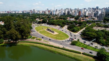 Sao Paulo Brezilya 'daki Bayrak Anıtı. Doğal Manzaradaki Ünlü Heykelin Hava Manzarası. Metropolitan Skyline Binaları Güzel. Bina Mimarlık Şirketi. Sao Paulo Brezilya.