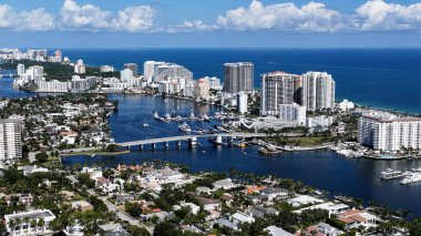 Fort Lauderdale Skyline Florida 'da Fort Lauderdale' de. Manzaralı Yükseliş Binaları. Güzel Skyline. Büyük Şehir Manzarası. Fort Lauderdale Skyline, Florida Birleşik Devletleri. Şehir Plajı.