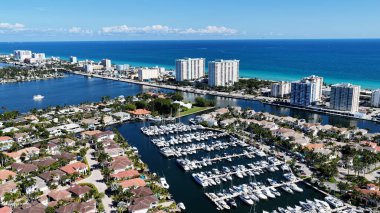 Hollywood Beach Skyline, Florida 'da Hollywood Plajı' nda. Şehir Plajı. Bay Water Sahnesi. Şehir merkezinde. Florida 'daki Hollywood Sahili Skyline. Huzurlu Manzara.