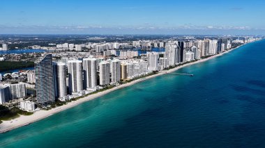 Sunny Isles Skyline, Florida 'daki Sunny Isles Sahili' nde. Şehir Plajı. Bay Water Sahnesi. Şehir merkezinde. Florida 'daki Sunny Isles Sahili' nde Sunny Isles Skyline. Huzurlu Manzara.