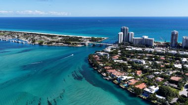 Sunny Isles Skyline, Florida 'daki Sunny Isles Sahili' nde. Deniz Burnu Skyline. Şehir merkezi manzarası. Yaz Gezisi. Florida 'daki Sunny Isles Sahili' nde Sunny Isles Skyline. Yükseklik Binaları.
