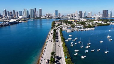 Miami Skyline, Florida 'da, ABD' de. Plaj manzarası. Liman Koyu Sahnesi. Şehir merkezinde. Miami Skyline, Florida 'da, ABD' de. İnanılmaz Şehir Manzarası.