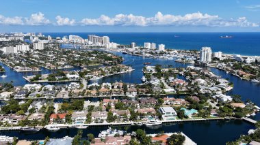 Fort Lauderdale Skyline Florida 'da Fort Lauderdale' de. Manzaralı Yükseliş Binaları. Güzel Skyline. Büyük Şehir Manzarası. Fort Lauderdale Skyline, Florida Birleşik Devletleri. Şehir Plajı.