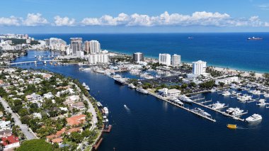 Fort Lauderdale Skyline Florida 'da Fort Lauderdale' de. Deniz Burnu Skyline. Şehir merkezi manzarası. Yaz Gezisi. Fort Lauderdale Skyline, Florida Birleşik Devletleri. Yükseklik Binaları.