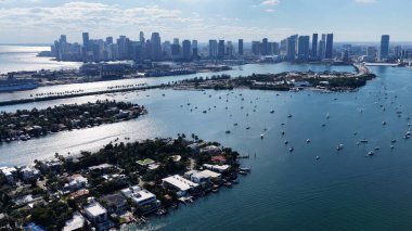 Miami Skyline, Florida 'da, ABD' de. Çarpıcı şehir manzarası. Plaj manzarası. Highrise Binaları. Miami Skyline, Florida 'da, ABD' de. Doğa Arkaplanı.