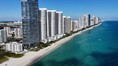 Sunny Isles Skyline, Florida 'daki Sunny Isles Sahili' nde. Manzaralı Yükseliş Binaları. Güzel Skyline. Büyük Şehir Manzarası. Florida 'daki Sunny Isles Sahili' nde Sunny Isles Skyline. Şehir Plajı.