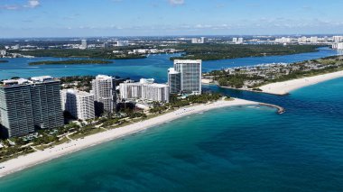 Sunny Isles Skyline, Florida 'daki Sunny Isles Sahili' nde. Şehir Plajı. Bay Water Sahnesi. Şehir merkezinde. Florida 'daki Sunny Isles Sahili' nde Sunny Isles Skyline. Huzurlu Manzara.
