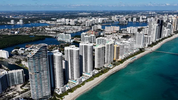 Sunny Isles Skyline, Florida 'daki Sunny Isles Sahili' nde. Plaj manzarası. Şehir merkezinde. Seyahat güzergahı. Florida 'daki Sunny Isles Sahili' nde Sunny Isles Skyline. Doğa Deniz Burnu.