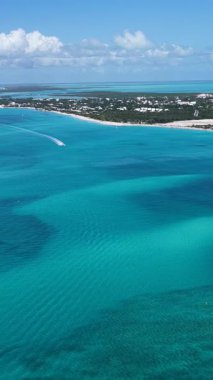 İngiltere 'nin denizaşırı bölgelerindeki Turks ve Caicos' taki Grace Körfezi 'nde. Çarpıcı şehir manzarası. Plaj manzarası. Highrise Binaları. Grace Körfezi Turks ve Caicos İngiltere. Karayip Arkaplanı.