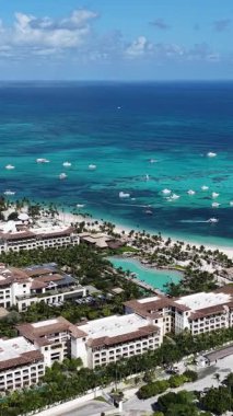 Punta Cana Skyline Punta Cana Dominik Cumhuriyeti 'nde Bavaro' da. Karayip silueti. Plaj manzarası. Doğa Deniz Burnu. Punta Cana Skyline, Bavaro, Punta Cana Dominik Cumhuriyeti. Manzara Palmiye Ağaçları.