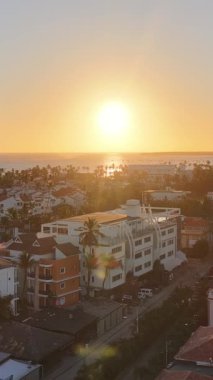 Punta Cana 'da Sunset Plajı, La Altagracia Dominik Cumhuriyeti. Gün batımı manzarası. Şehir merkezinde. Seyahat güzergahı. Punta Cana 'da Sunset Plajı La Altagracia Dominik Cumhuriyeti.