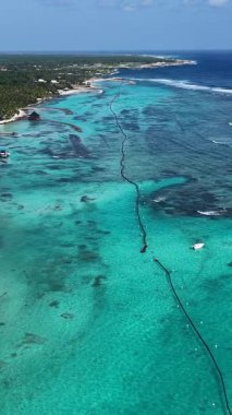 Punta Cana Skyline La Altagracia Dominik Cumhuriyeti 'ndeki Punta Cana' da. Karayip silueti. Plaj manzarası. Doğa Deniz Burnu. Punta Cana Skyline, La Altagracia Dominik Cumhuriyeti 'nde. Manzara Palmiye Ağaçları.