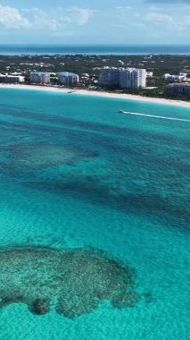İngiltere 'nin Denizaşırı Toprakları' ndaki Providenciales 'te Grace Körfezi. Çarpıcı şehir manzarası. Plaj manzarası. Highrise Binaları. İngiltere 'nin Denizaşırı Toprakları' ndaki Providenciales 'teki Grace Körfezi. Karayip Arkaplanı.